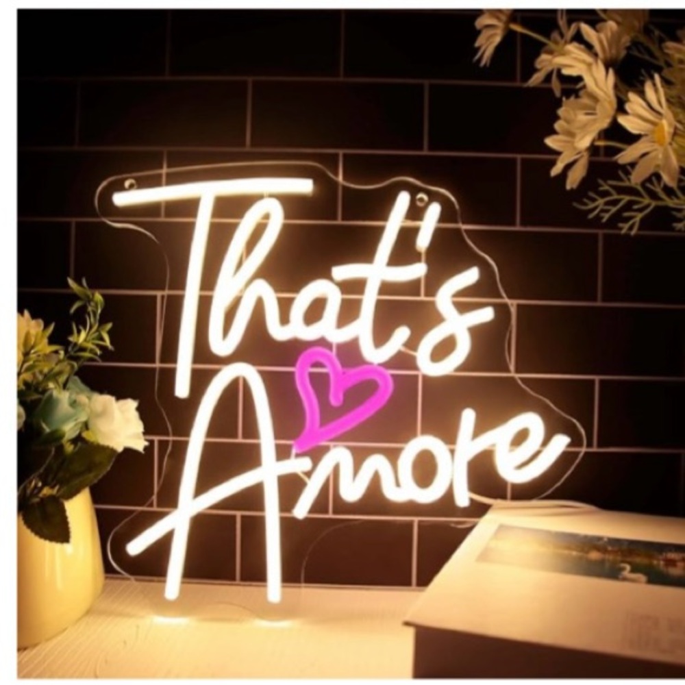 That’s Amore Neon Sign used for 2 hours perfect condition. Love Pizza